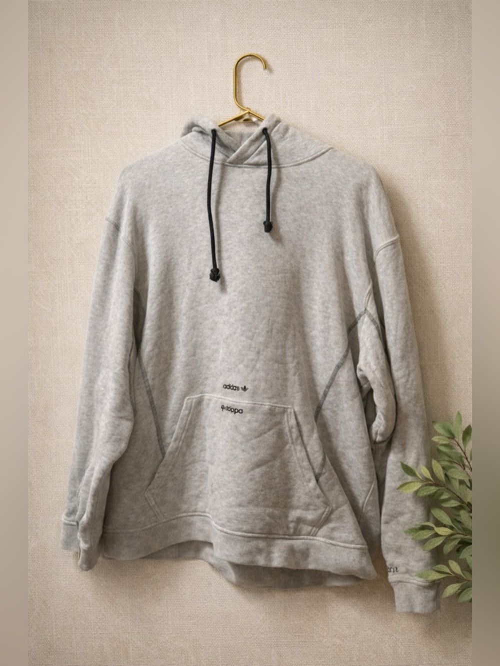 Adidas Trefoil “Expo” Graphic Hoodie – Light Grey, Unisex Fit (M)